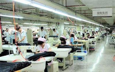 中国服装界的隐形冠军 百亿品牌裤王，为何又跨界做化妆品？